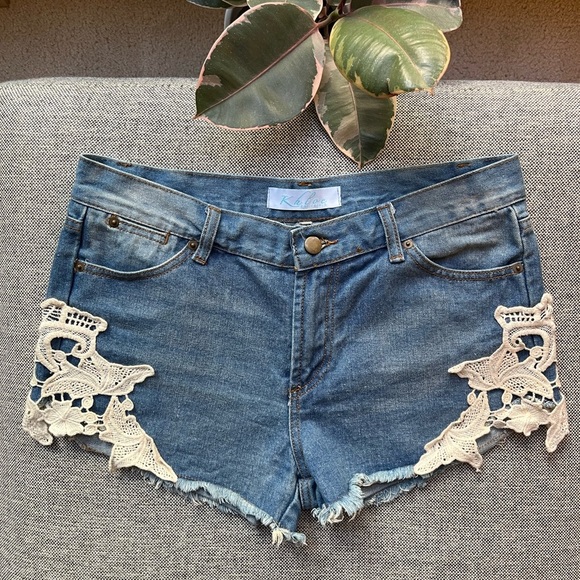 🩵 Vintage High Wasted Denim Shorts with Lace detailing , Size Large - Picture 1 of 17